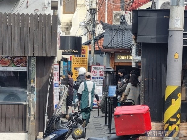 삼청동 인근 가회동에 있는 유명 도넛 가게 인근에 인파가 몰렸다 사진=이송렬 기자