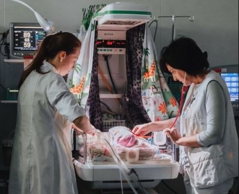 우크라이나 신생아 중환자실에서 아기를 돌보는 이리나. /사진=베컴 인스타그램 