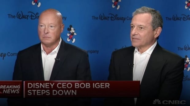 디즈니의 밥 차펙 최고경영자(CEO, 왼쪽)와 밥 아이거 전 CEO. 출처=CNBC