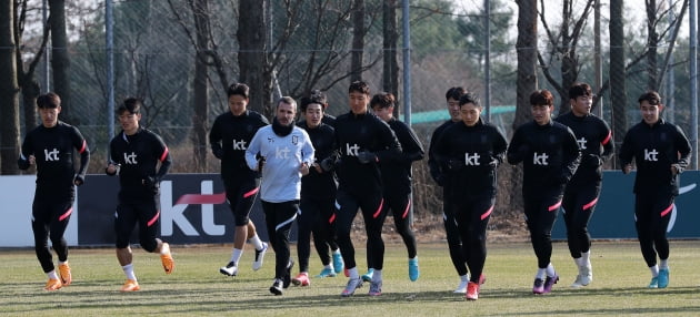 대한민국 축구대표팀 선수들이 22일 오후 경기 파주트레이닝센터(NFC)에서 훈련을 하고 있다. 뉴스1