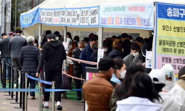 국내 코로나19 누적 확진자가 1천만 명을 넘어선 가운데 23일 오전 서울 송파구 보건소 선별진료소에서 시민들이 검사를 하고 있다. /사진=허문찬 기자 