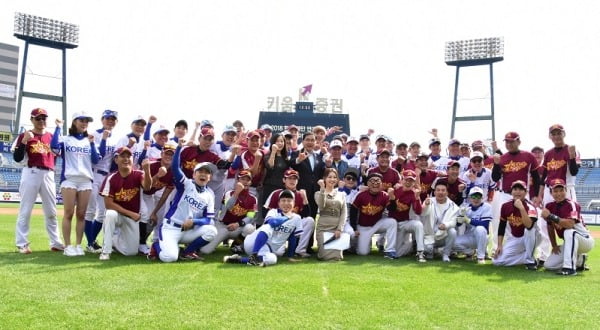 2018년 창원에서 열린 ‘한국-대만 연예인 올스타 자선 야구대회’ 출전 선수들.  (한국연예인야구협회 제공)