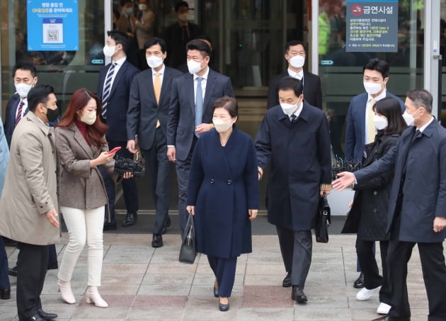 [포토] 박근혜 전 대통령, 웃으며 걸어서 퇴원