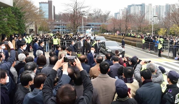 [포토] 박근혜 전 대통령, 웃으며 걸어서 퇴원