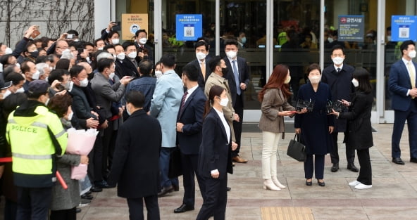 	박근혜 전 대통령이 24일 오전 8시 30분 서울 일원동 삼성서울병원에서 퇴원하고 있다.최혁 한경닷컴 기자 chokob@hankyung.com