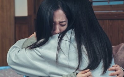 '스물다섯 스물하나' 절친된 김태리·보나, 눈물 펑펑 포옹…무슨 일?