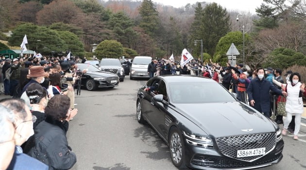 박근혜 전 대통령이 24일 오전 서울 동작구 국립서울현충원에서  고 박정희, 육영수 대통령 부부 묘역을 찾아 참배를 마친 뒤 사저가 마련된 대구 달성군으로 출발하고 있다. 2022.3.24/뉴스1