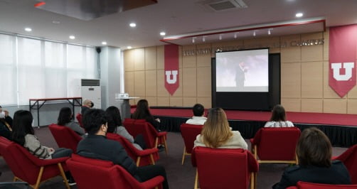 24일 유타대 아시아캠퍼스 학생들과 직원들이 본교 총장 취임식을 온라인으로 참가하고 있다. 유타대 제공