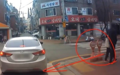 "뒤로 걷다가 차 부딪혔는데…" 보험 처리 요구한 부부 [아차車]