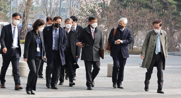 대통령직인수위원회 경제1분과 관계자들이 24일 오전 세종시 정부세종컨벤션센터에서 열린 공정거래위원회 업무보고에 참석하기 위해 이동하고 있다. 사진=연합뉴스