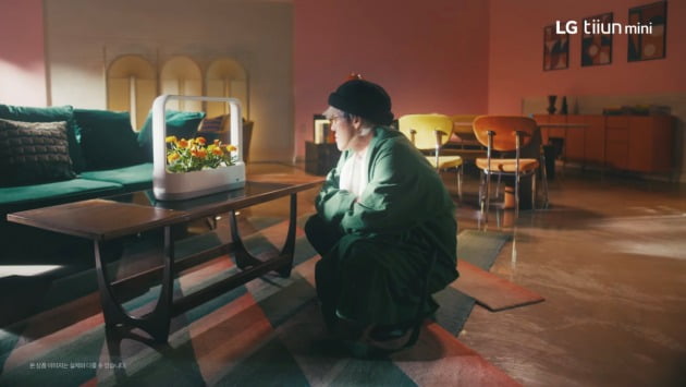 LG 틔운 미니의 유튜브 영상에 출연한 가수 자이언티. LG전자 제공