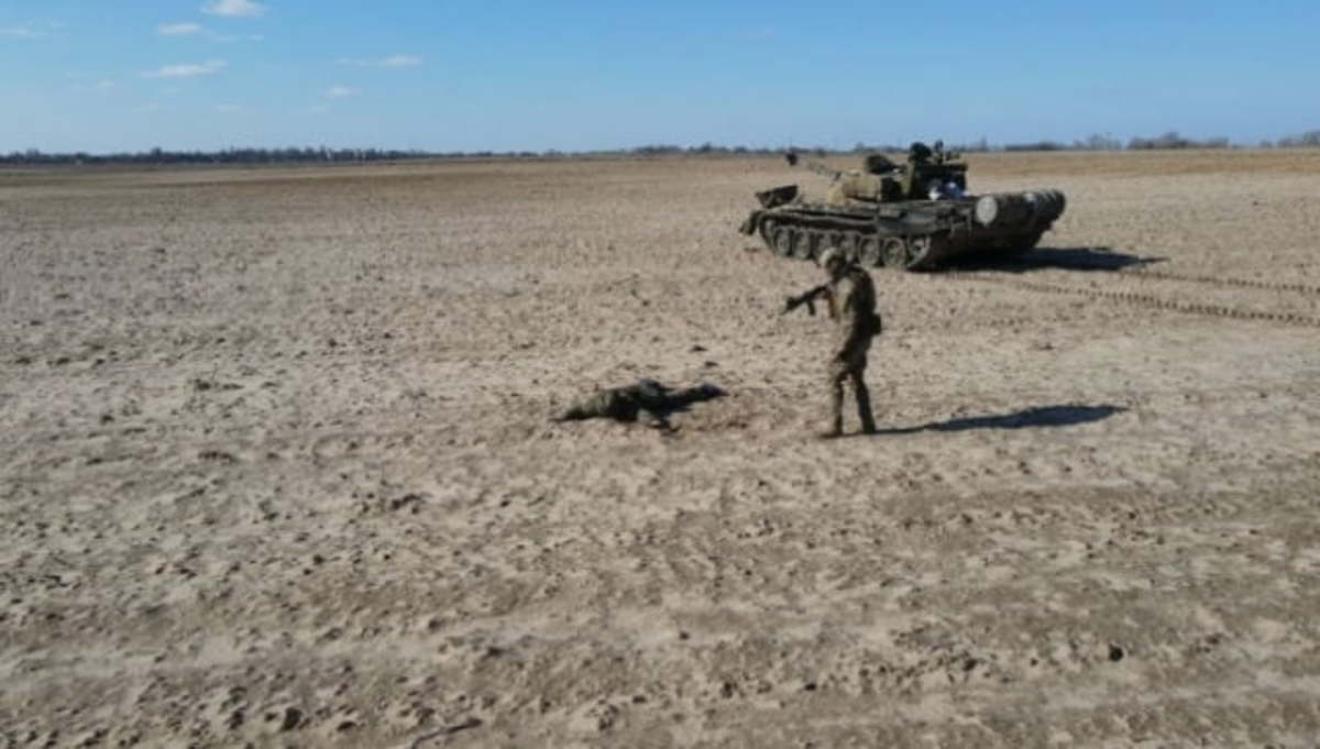 현금 1200만원 받고 우크라에 탱크 넘기며 항복한 러시아 군인 | 한국경제