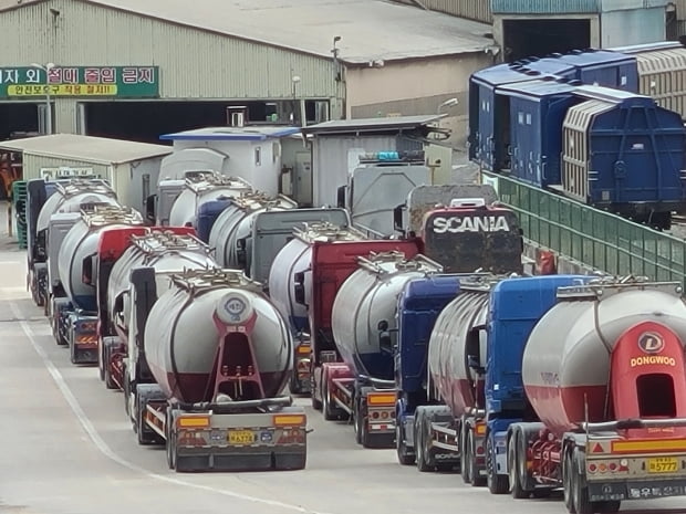 충북 단양의 한 시멘트 공장에서 건설용 시멘트를 받아가려는 운송 트럭들이 줄줄이 대기하고 있는 모습. 한국시멘트협회 제공