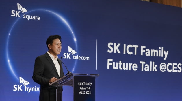 박정호 SK하이닉스 부회장이 올해 초 미국 라스베이거스에서 열린 CES 2022에서 'SK ICT 연합' 출범을 선언하고 있다.  연합뉴스