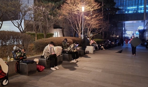 지난 29일 밤 11시쯤 서울 영등포구의 신세계백화점 타임스퀘어점 건물 뒷편 롤렉스 매장에 들어서기 위한 100여명의 오픈런 행렬. 매일 개장 직후 45명씩 입장 예약을 받는 다는 점을 감안하면 이날 줄을 선 이들의 절반 이상은 밖에서 내내 밤을 새고도 매장 구경도 못한 채 집으로 돌아가야 한다. / 안혜원 기자