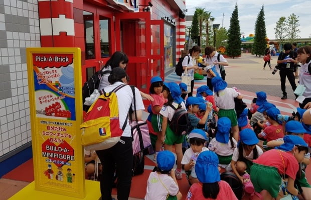 일본 나고야 레고랜드를 방문한 현지 초등학생들. 사진=최원철