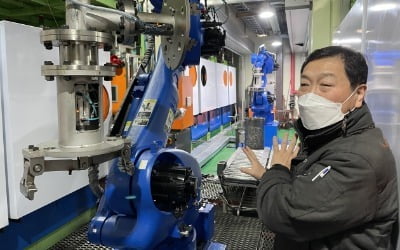 "공장 70% 로봇으로 돌렸더니 세계 1위 오르고 일자리 늘어"