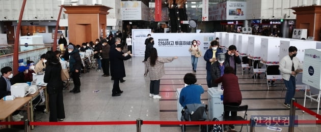 [포토] 기차 타기 전 서울역에서 사전투표 하세요