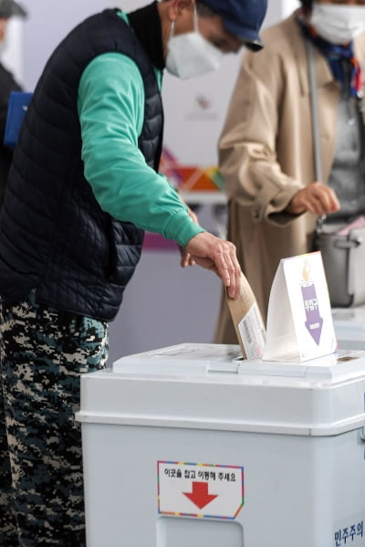 [포토] 서울역에서 사전투표하는 시민들