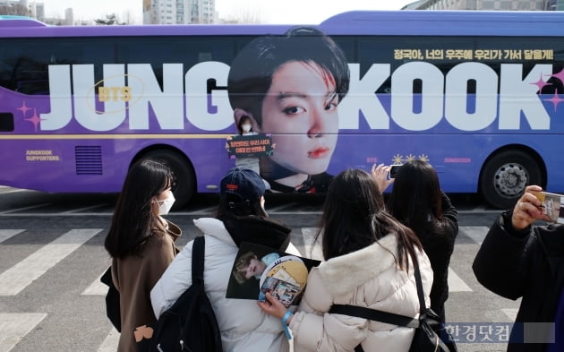 [포토] BTS 서울 콘서트에 정국 대형 버스 등장
