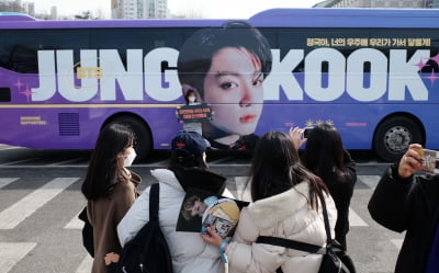 [포토] BTS 서울 콘서트에 정국 대형 버스 등장