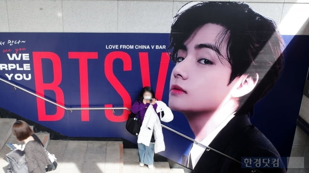 [포토] BTS 서울 콘서트에 지하철 출구도 'V'