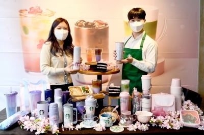 [포토] 스타벅스, '벚꽃 시즌 음료 및 MD 상품 출시'