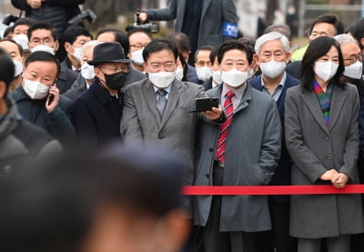 [포토] 박근혜 전 대통령 퇴원 기다리는 김재원-민경욱-최경환-조윤선