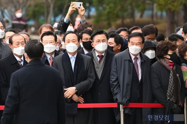 [포토] 박근혜 전 대통령 퇴원 기다리는 황교안 전 국무총리