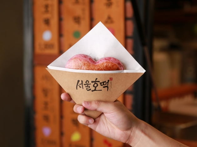 서울호떡의 하트 모양 "사랑 호떡"은 핑크색으로 여성 고객들에게 인기가 많다.