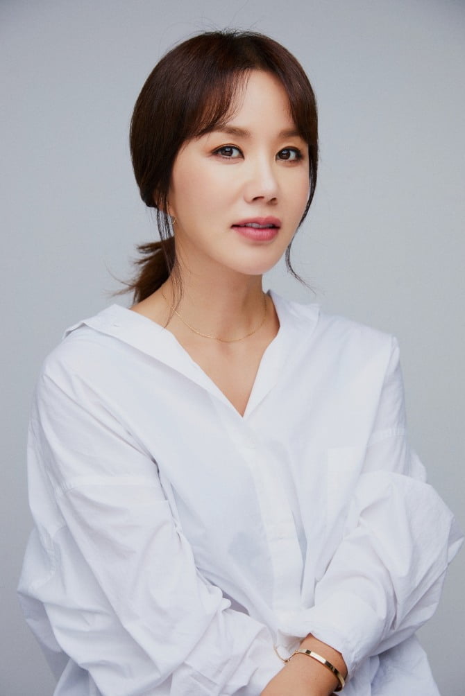 엄정화, tvN '우리들의 블루스'로 5년 만에 안방극장 귀환…이정은과 그려낼 애증 케미 ‘기대 UP’