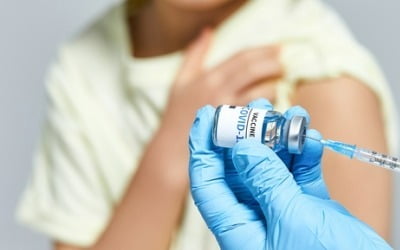 美·EU 등 코로나19 백신 특허권 면제 합의…제약사들 반발