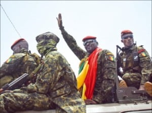 기니 군부 쿠데타를 주도한 마마디 둠부야(오른쪽 두 번째)가 6일(현지시간) 수도 코나크리에서 군중을 향해 손을 흔들고 있다.  AFP연합뉴스 