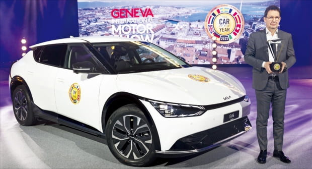 기아의 전용 전기차 EV6가 한국 브랜드 사상 처음으로 ‘2022 유럽 올해의 차’에 선정됐다. 지난달 28일(현지시간) 스위스 제네바에서 열린 온라인 시상식에서 프랑크 얀센 심사위원이 트로피를 들어 보이고 있다.   연합뉴스 