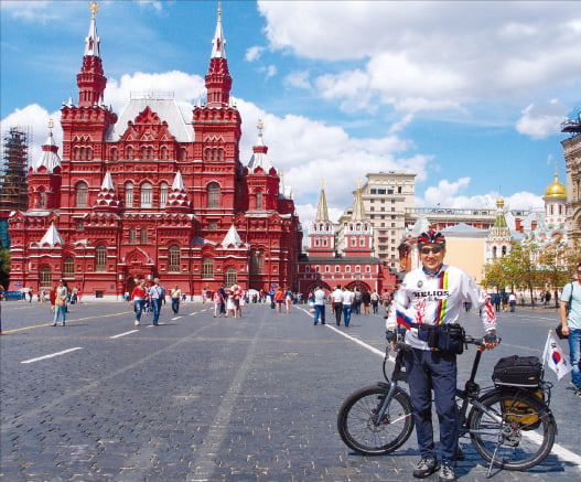 코로나19 사태 이전 러시아 모스크바 붉은광장을 여행한 차백성 작가. 뒤편의 붉은색 건물은 러시아 국립역사박물관이다. 차백성 작가 제공 