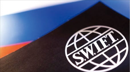 러시아 국기 위에 국제은행간통신협회(SWIFT·스위프트) 로고가 놓여진 모습. /로이터연합뉴스