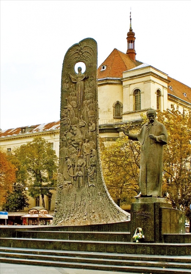 우크라이나인이 사랑하는 시인 타라스 셰우첸코의 기념탑. 세계 1380여 곳에 그의 동상이 있다.
 