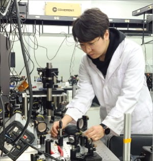 논문 제1저자인 신승우 KAIST 물리학과 연구원이 3D 홀로그래피 현미경을 살펴보고 있다.  /박용근 교수 제공 