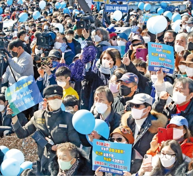 < “서울을 잡아라” > 이재명 더불어민주당 대선 후보와 윤석열 국민의힘 후보가 6일 서울에서 마지막 주말 유세를 펼쳤다. 이 후보 지지자들이 도봉산 입구에서 ‘경제 대통령’ 손팻말을 들고 연설을 듣고 있다.  김범준 기자 