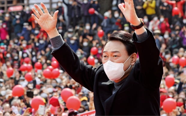 윤석열 국민의힘 대선 후보가 8일 부산 수안동 유세에서 두 팔을 높이 들어 유권자들의 지지에 화답하고 있다.  연합뉴스 