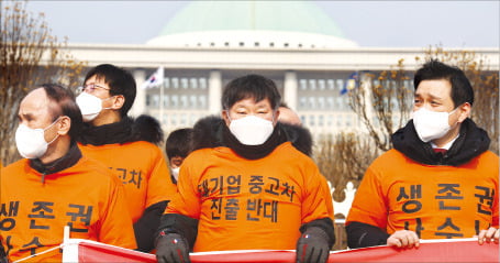 한국자동차매매사업조합연합회가 지난달 25일 국회 앞에서 현대차의 중고차 시장 진출을 반대하는 집회를 열고 있다.  한경 DB 