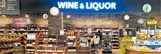 이마트 와인 전문 매장인 와인 앤 리큐어(Wine & Liquor) 매장 모습. 