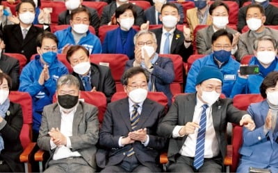 불리한 판세 예상했던 민주당…'초접전' 출구조사에 환호성