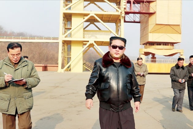 김정은 북한 국무위원장(가운데)이 11일 평안북도 철산군 동창리 미사일 시험장을 돌아보고 있다.  /연합뉴스 