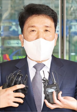 무죄 판결 후 법원 앞에서 입장을 밝히는 함영주 하나금융 부회장.  /연합뉴스 