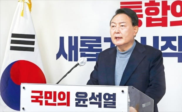 윤석열 대통령 당선인이 13일 서울 여의도 국민의힘 당사에서 대통령직인수위원회 위원장 및 부위원장 인선 결과를 발표하고 있다.  연합뉴스 