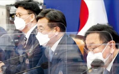 "대장동 특검, 민주당案으로" vs "도둑이 수사관 하겠다는 것"