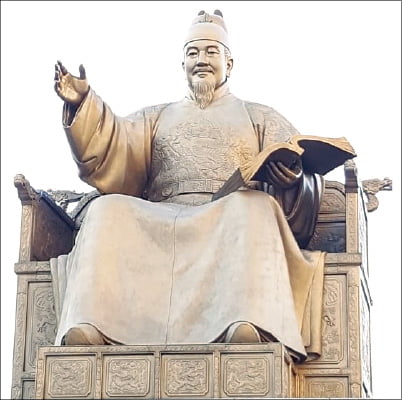 서울 광화문광장에 위치한 세종대왕 동상. 