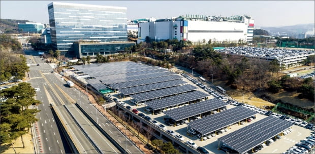 삼성전자 기흥캠퍼스 주차타워에 설치된 태양광 발전 시설.   한경 DB 