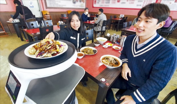 지난 1일 전남의 한 중식당에서 인공지능(AI) 서비스 로봇이 음식을 서빙하고 있다.  KT제공
 
